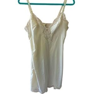 Vintage 50s/60s women’s short off white lace slip size 36 short
